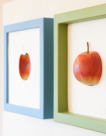 Picture frame with apple motive