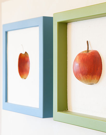 Picture frame with apple motive