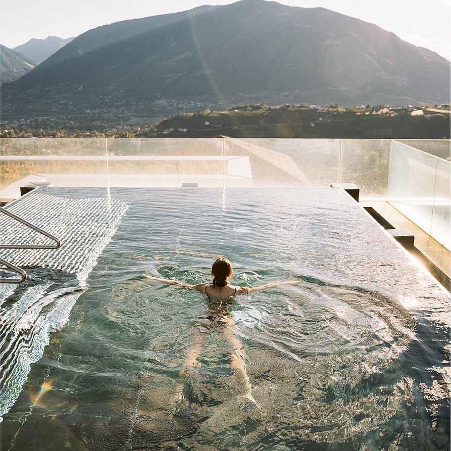 Donna che nuota nella piscina del Wellness Hotel Schenna
